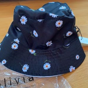 Alice + Olivia black daisy print bucket hat